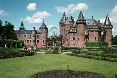 852016 Gezicht op het Kasteel De Haar (Kasteellaan 1) te Haarzuilens (gemeente Vleuten-De Meern).N.B. De gemeente ...